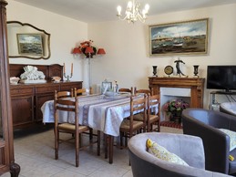 location Clévacances, Loguiv-de-la-mer, la salle principale avec salle à manger et espace salon, ainsi que sa cuisine ouverte