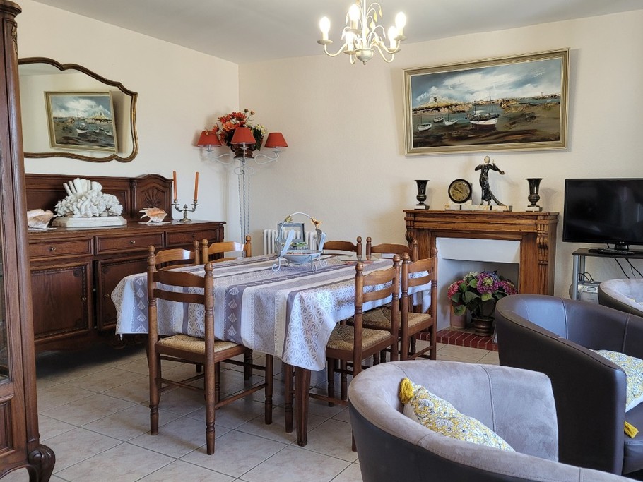 location Clévacances, Loguiv-de-la-mer, la salle principale avec salle à manger et espace salon, ainsi que sa cuisine ouverte