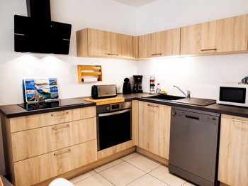 Pièce de vie avec coin salon salon, soin cuisine et séjour