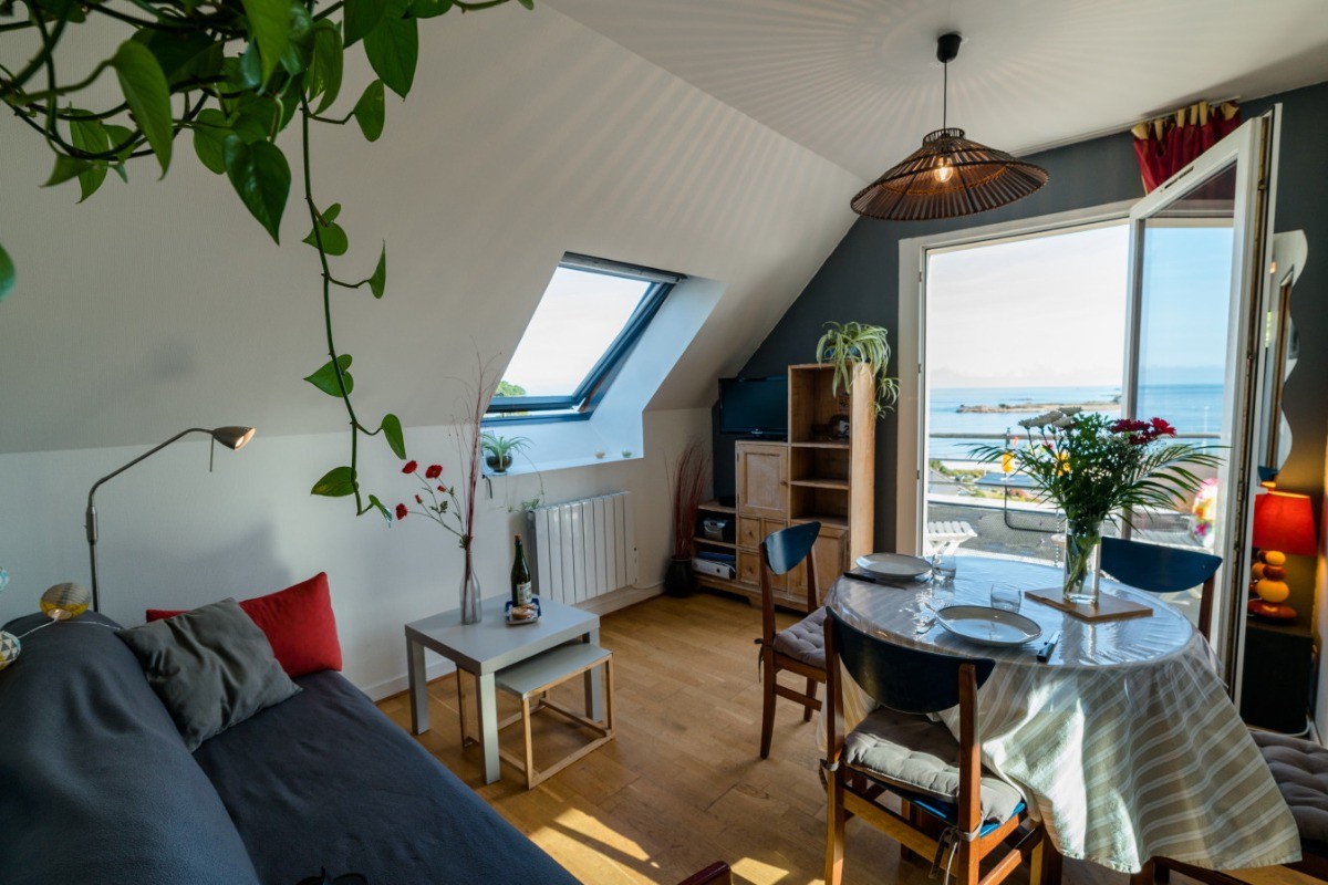 une vue imprenable de la pièce de vie et du balcon ... plaisant par tous les temps !