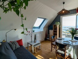 une vue imprenable de la pièce de vie et du balcon ... plaisant par tous les temps !