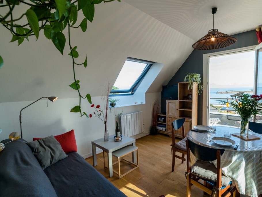 une vue imprenable de la pièce de vie et du balcon ... plaisant par tous les temps !