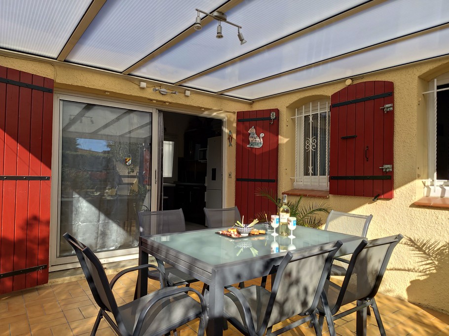 Terrasse espace repas et pergola