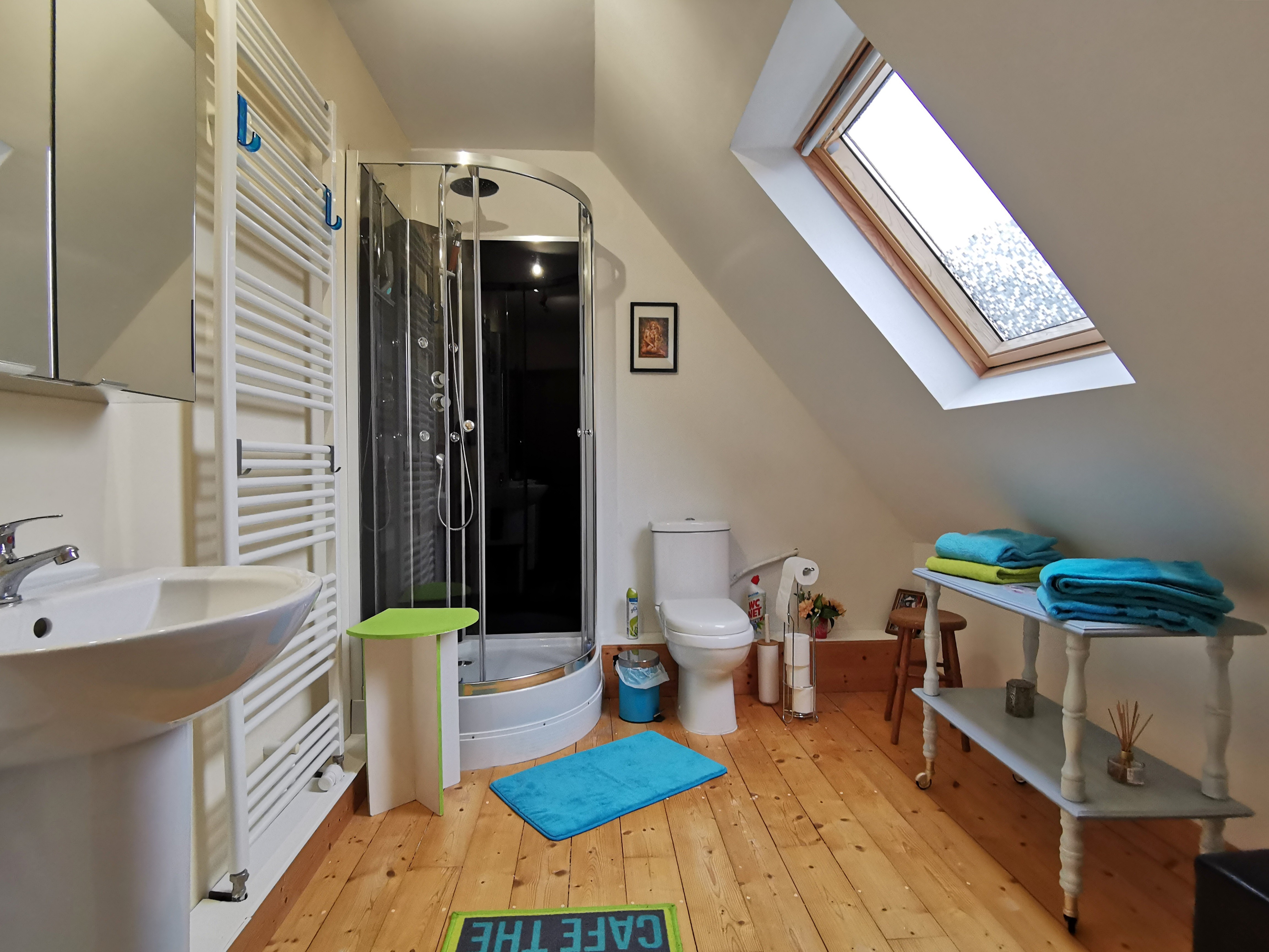 Private shower room with WC, but not communicating
