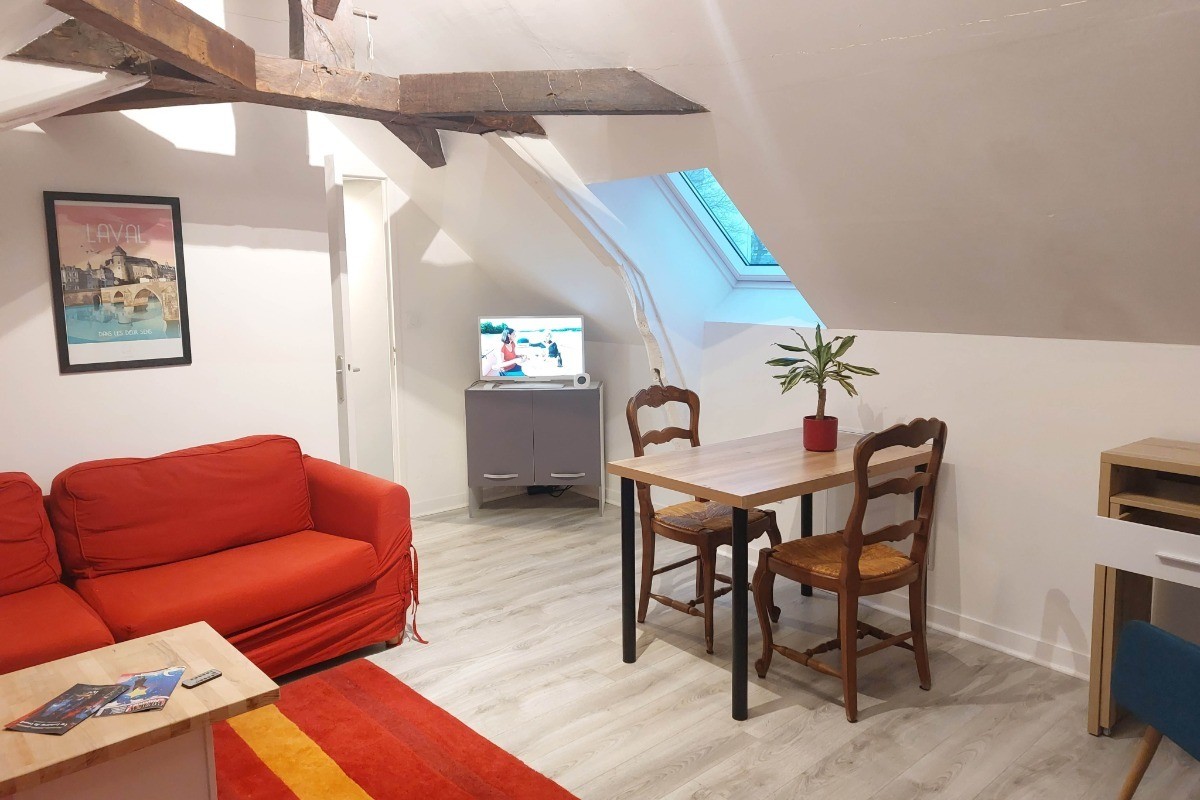 Guinguette sur les bords de la Mayenne proche du centre-ville. ©Kévin Rouschausse -Ville de Laval - 2023