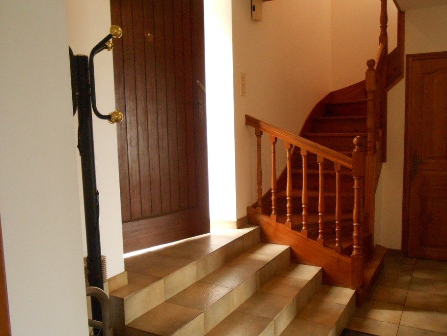 Entrée avec son escalier menant à l'étage