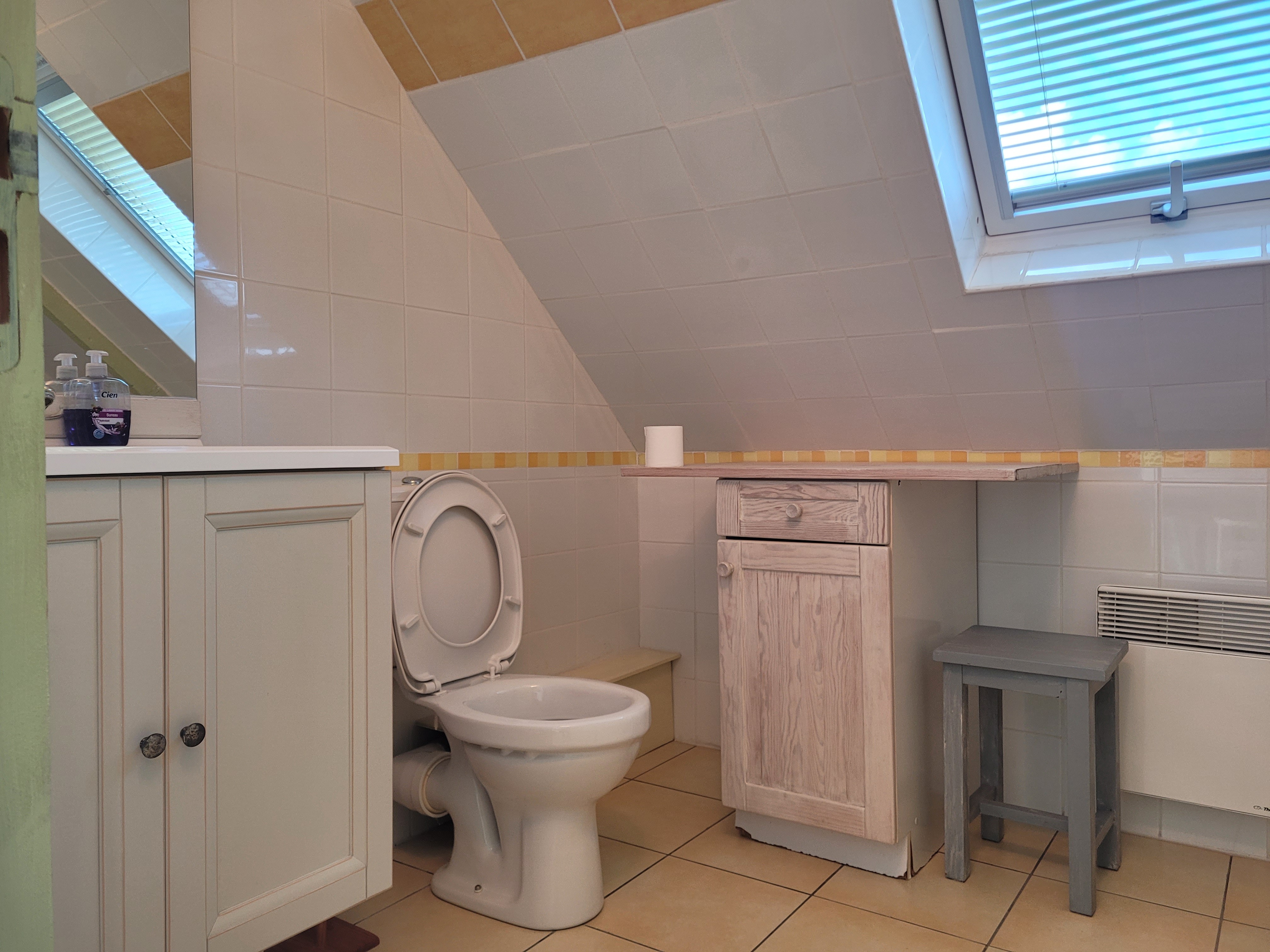 Location vacances, Clévacances, Maison de Tess, salle de bain étage avec WC et baignoire