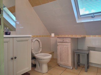 Location vacances, Clévacances, Maison de Tess, salle de bain étage avec WC et baignoire