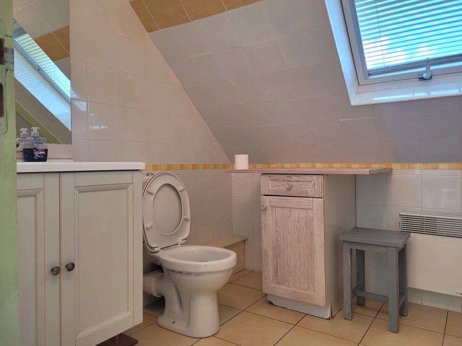 Location vacances, Clévacances, Maison de Tess, salle de bain étage avec WC et baignoire