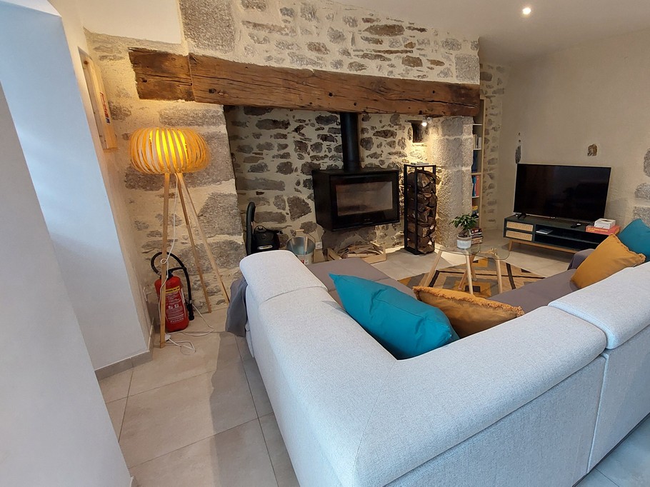 Salon avec tv connectée