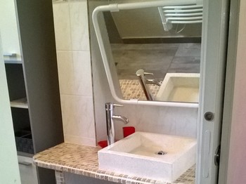 le lavabo avec miroir orientable