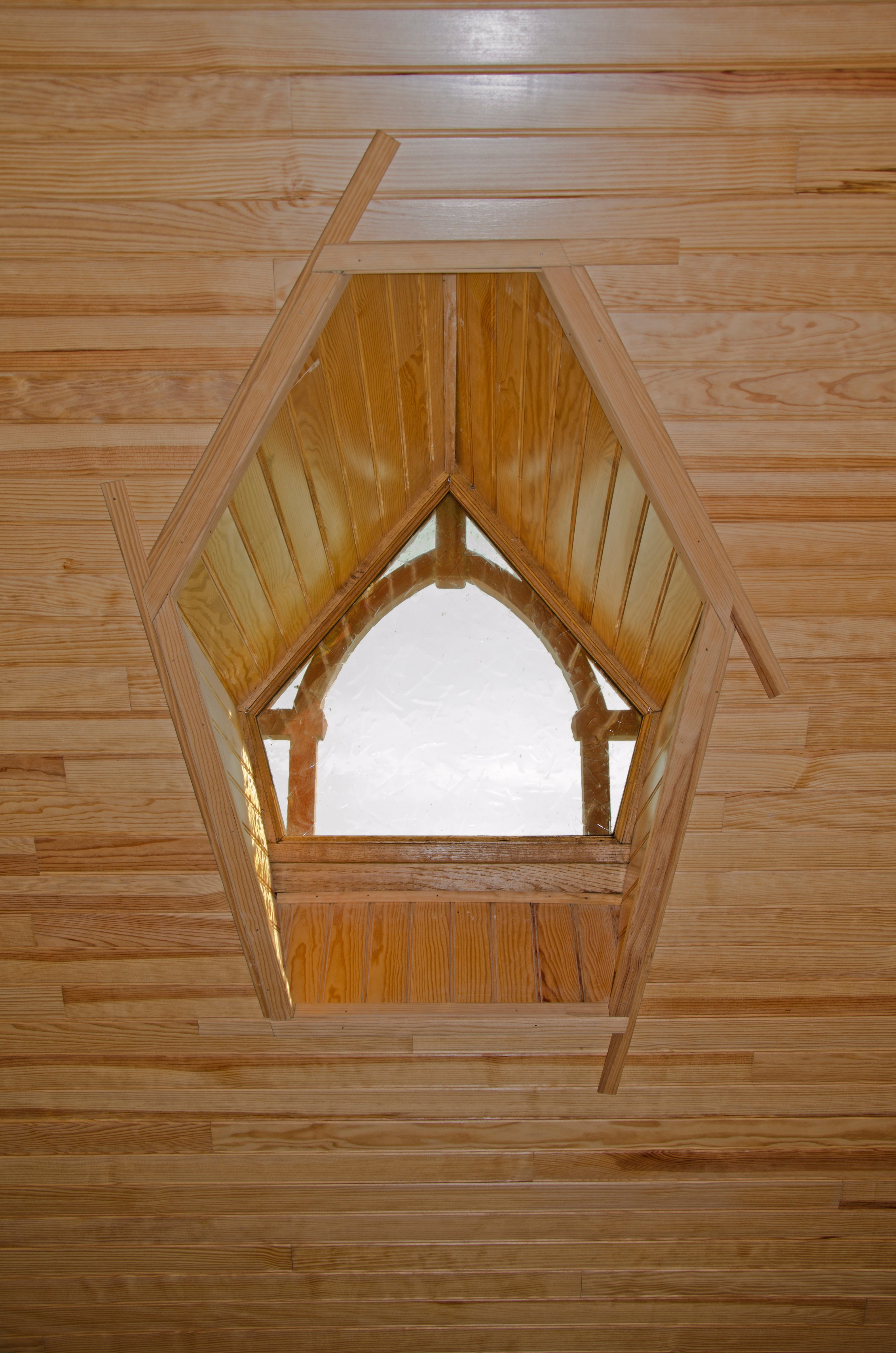 Détail de la chambre mansardée au 2nd étage avec deux lits 80x190 cm ou 1 lit 160x190 cm, avec rangements.