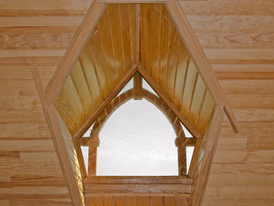 Détail de la chambre mansardée au 2nd étage avec deux lits 80x190 cm ou 1 lit 160x190 cm, avec rangements.