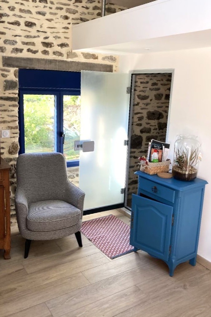 Entrée du sauna pour 2 personnes dans la bâtisse annexe de l'autre côté de la terrasse. Toujours au RDC une kitchenette, une salle d'eau et un WC indépendant. A l'étage un couchage pour 2 personnes.