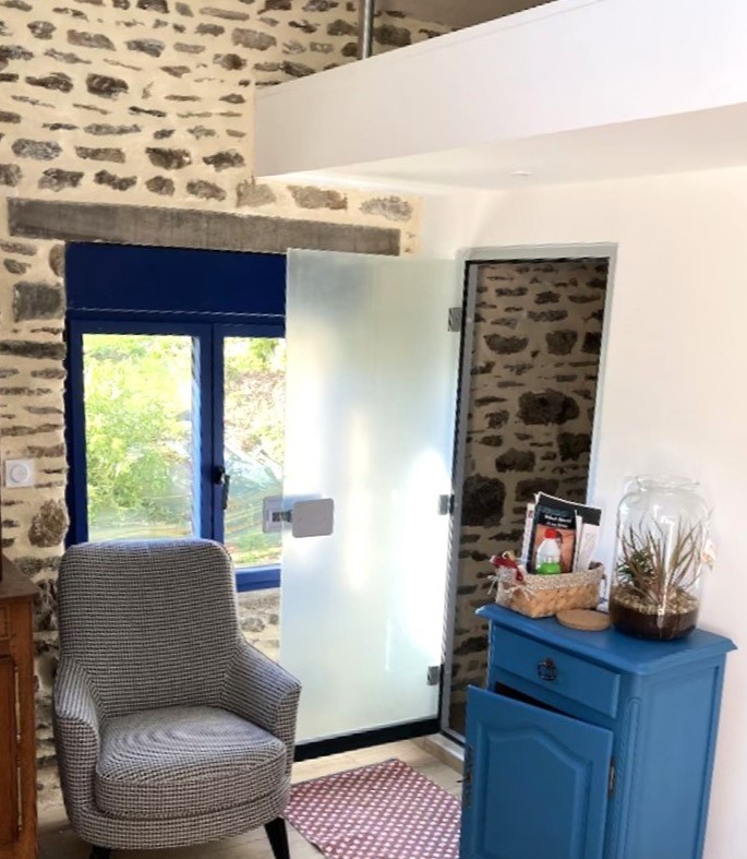 Entrée du sauna pour 2 personnes dans la bâtisse annexe de l'autre côté de la terrasse. Toujours au RDC une kitchenette, une salle d'eau et un WC indépendant. A l'étage un couchage pour 2 personnes.