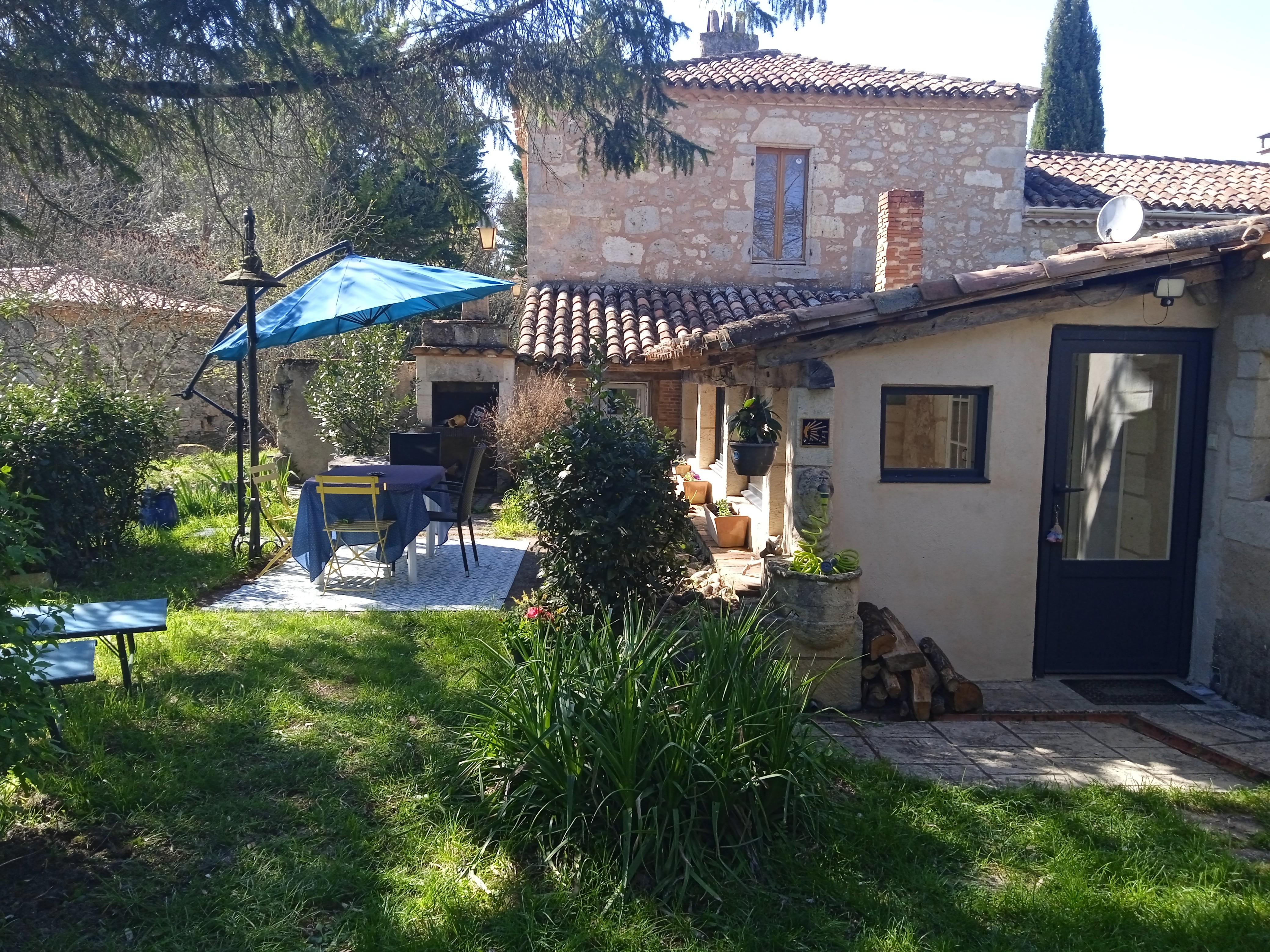 Le jardin privatif et sa terrasse (parasol, transats, ...) son barbecue