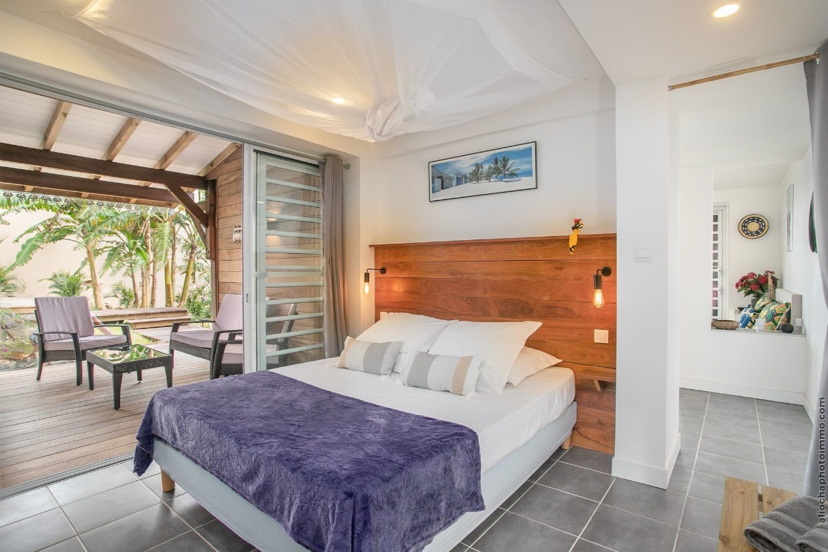 Chambre spacieuse donne sur la terrasse du SPA.