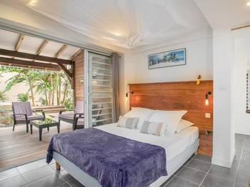 Chambre spacieuse donne sur la terrasse du SPA.