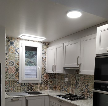 cuisine toute équipée lave vaisselle, four, micro onde, cafetière senseo, grille pain, boulloire