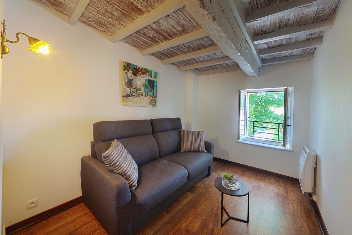 Gîte Les Mésanges à Saïx en occitanie petit salon avec canapé lit en 140