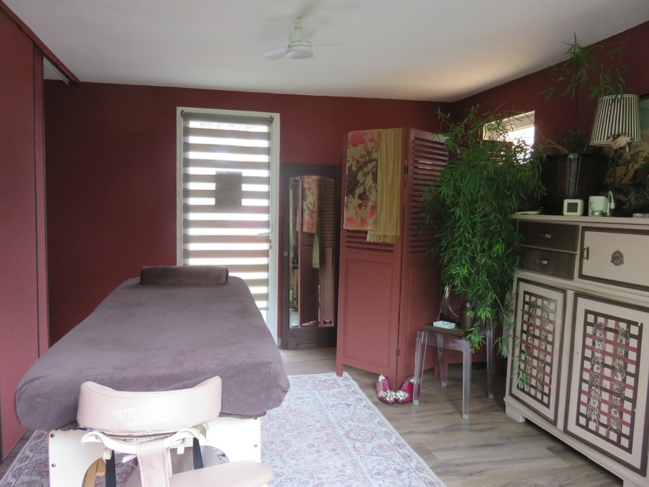 le salon de massage chez notre gentille voisine. https://www.letoutpetitinstitut.com//
