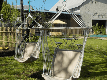 fauteuils suspendus au marronnier.