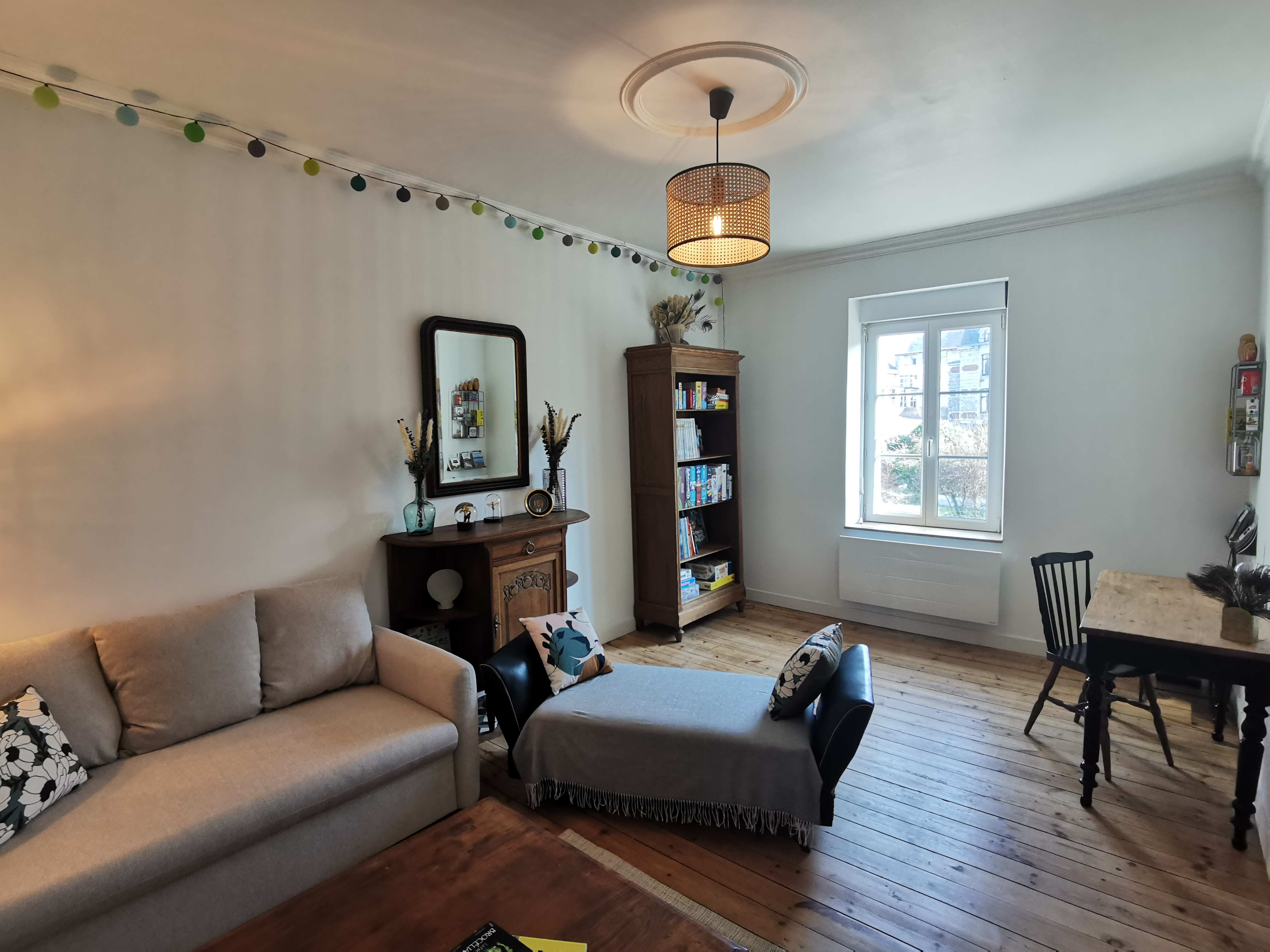 Salon avec TV, espace bureau