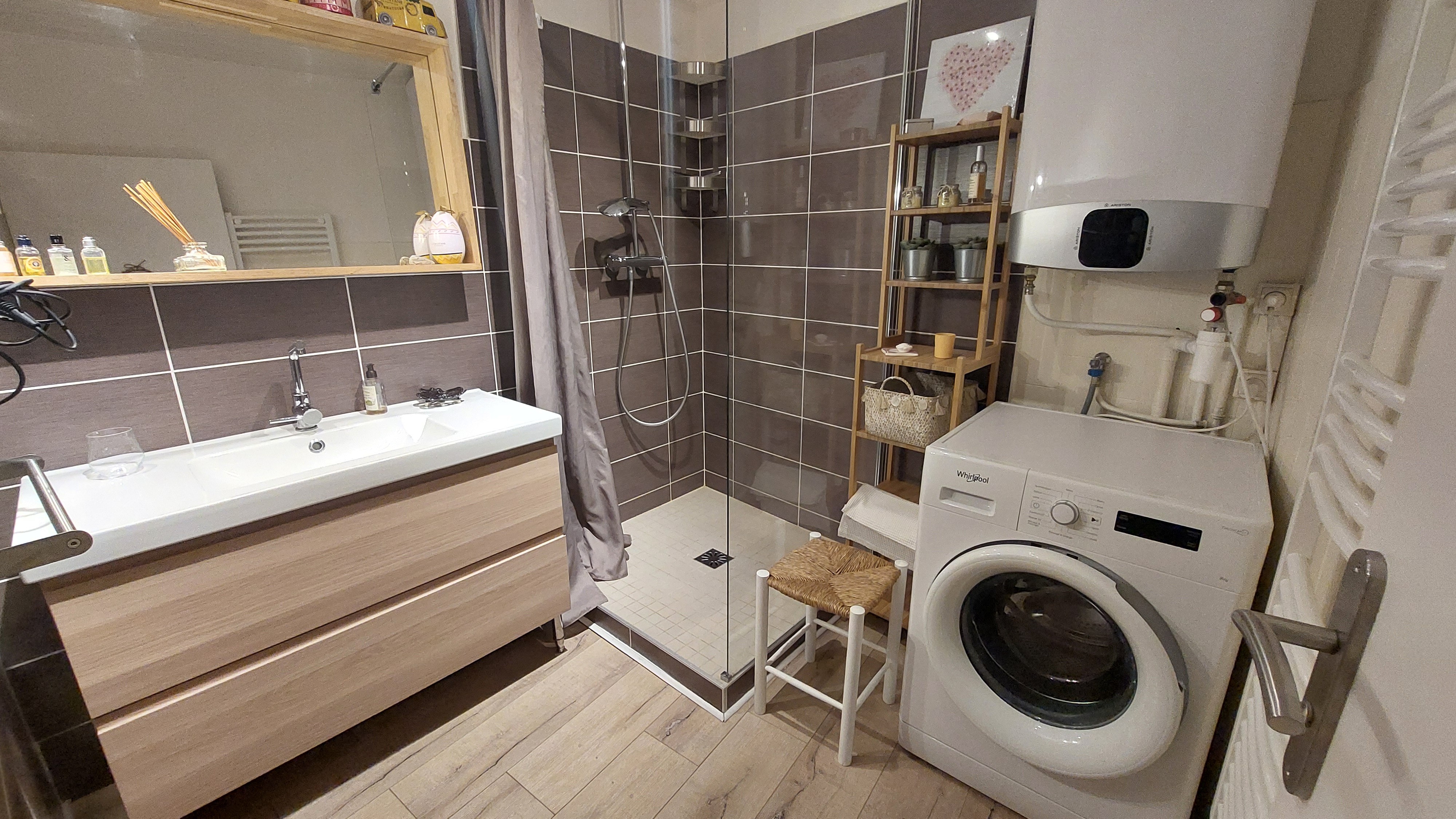 Salle d'eau moderne avec douche dans le gîte de Chaudes-Aigues, confort et praticité