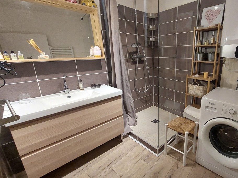 Salle d'eau moderne avec douche dans le gîte de Chaudes-Aigues, confort et praticité