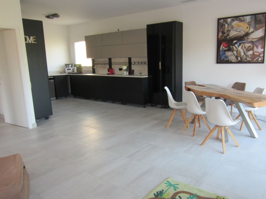 A droite, la cuisine et le séjour CUJI Arvert