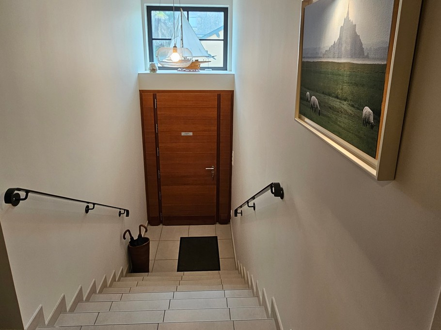 Separate entrance. A few steps and then a staircase lead up to the independent studio.