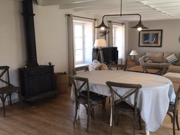 Salle à manger et salon.