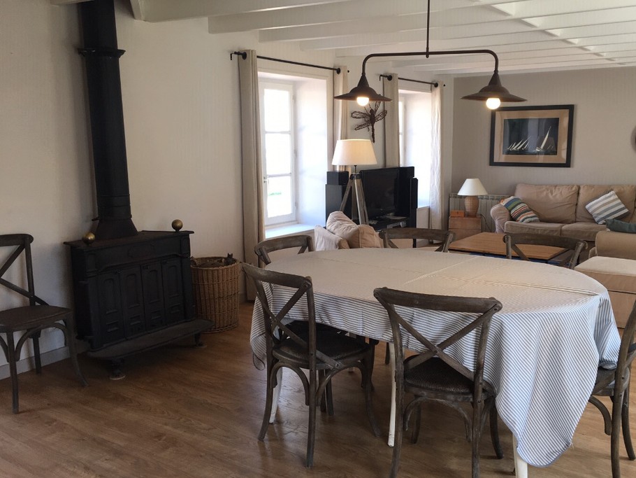 Salle à manger et salon.