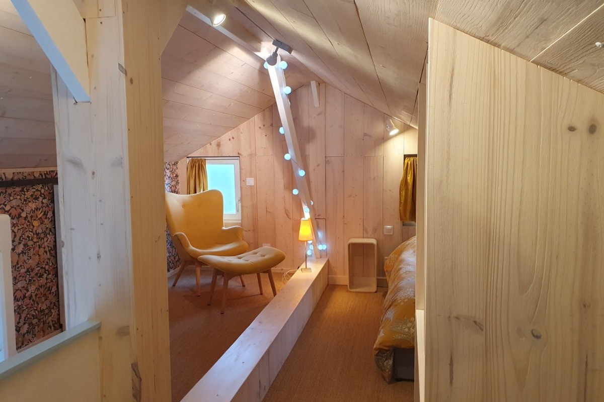 chambre en mezzanine avec 2 lits de 140x190 cm qui se fond face, séparé par un dressing sur mesure