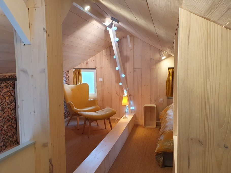 chambre en mezzanine avec 2 lits de 140x190 cm qui se fond face, séparé par un dressing sur mesure