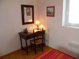 Gîte de Kerguinou, St-Pabu, Terre et Mer, table, chaise et miroir de la chambre