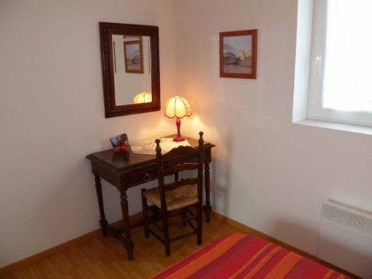 Gîte de Kerguinou, St-Pabu, Terre et Mer, table, chaise et miroir de la chambre