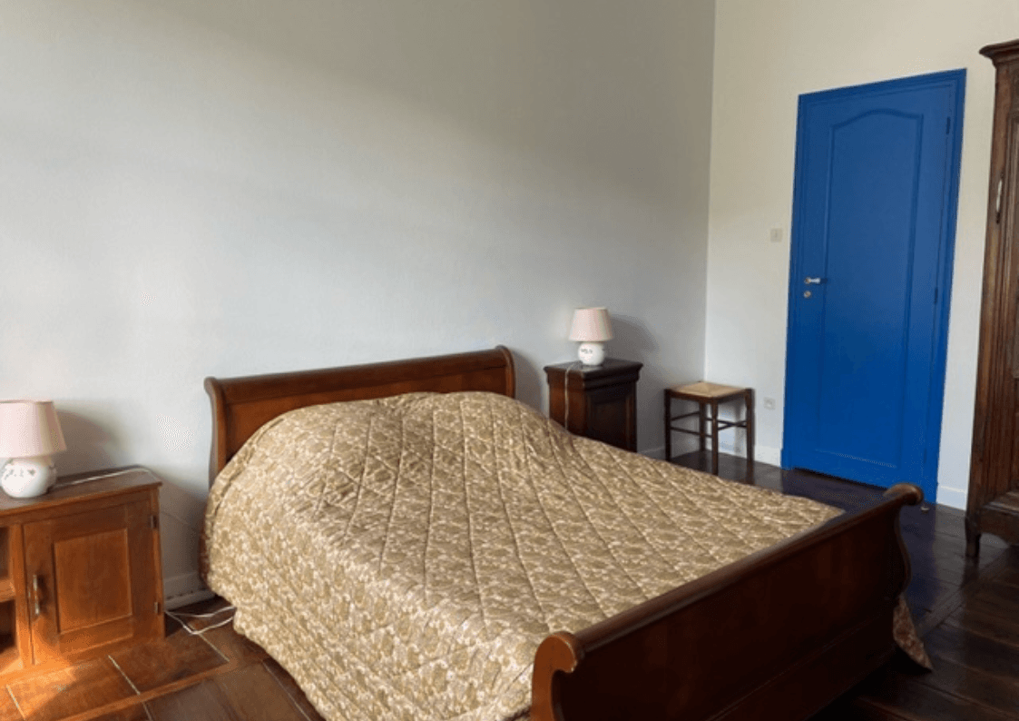 Chambre bleue lumineuse avec lit double et décoration authentique dans une maison de caractère à Saint-Simon