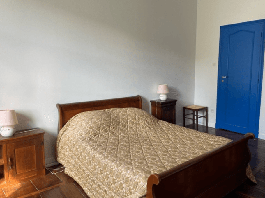 Chambre bleue lumineuse avec lit double et décoration authentique dans une maison de caractère à Saint-Simon