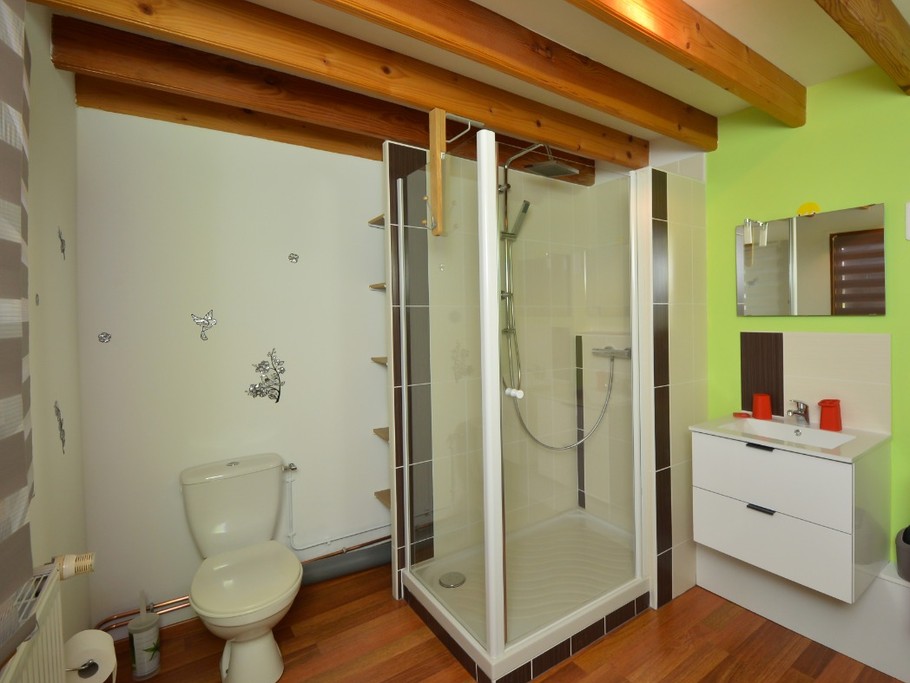 Salle d'eau double vasque et wc Gîte du Lavoir