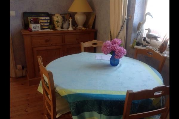 Salle à manger avec sa table à rallonges et ses 6 chaises