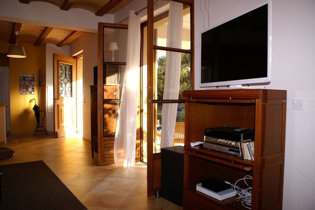 TV 102 (40"), Internet (connexion wifi et ethernet), hifi, dvd.