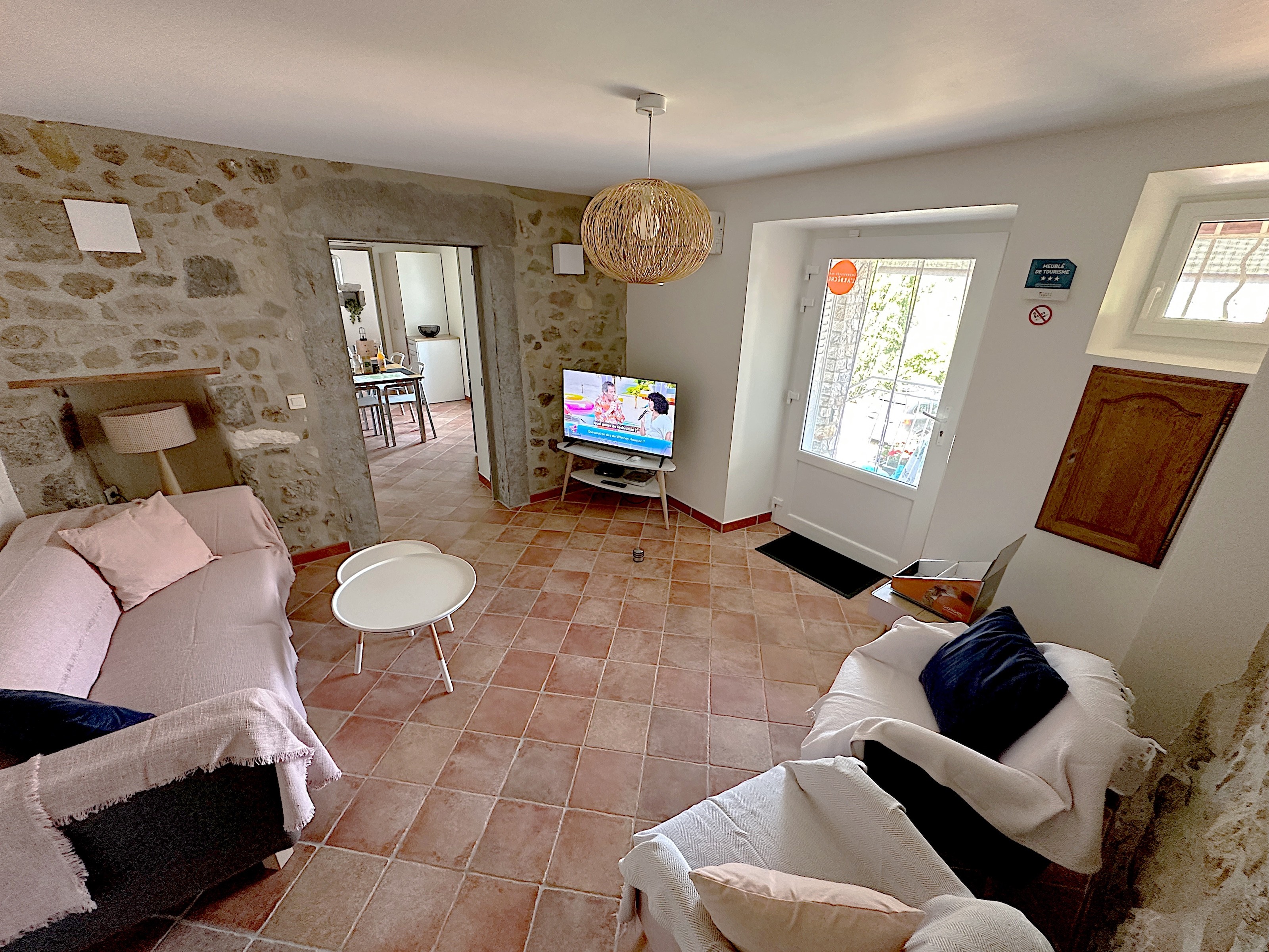 Le salon tout confort ouvert sur la cuisine