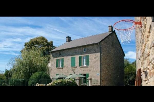 La Betoulle Gîte grande capacité en Creuse au cœur du Limousin. Maison 6 chambres pouvant accueillir jusqu'à 15 personnes