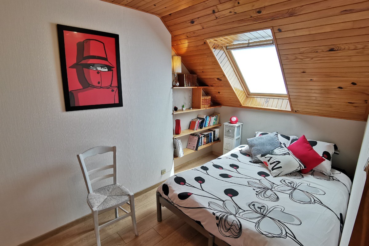 Chambre avec lit 140 à l'étage