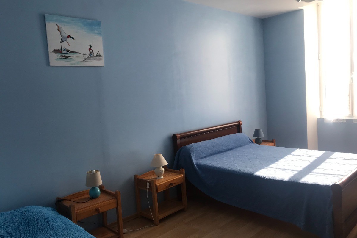 Chambre bleue pour 3 personnes avec un lit en 140 et un lit en 90