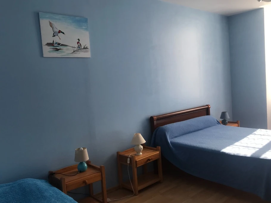 Chambre bleue pour 3 personnes avec un lit en 140 et un lit en 90