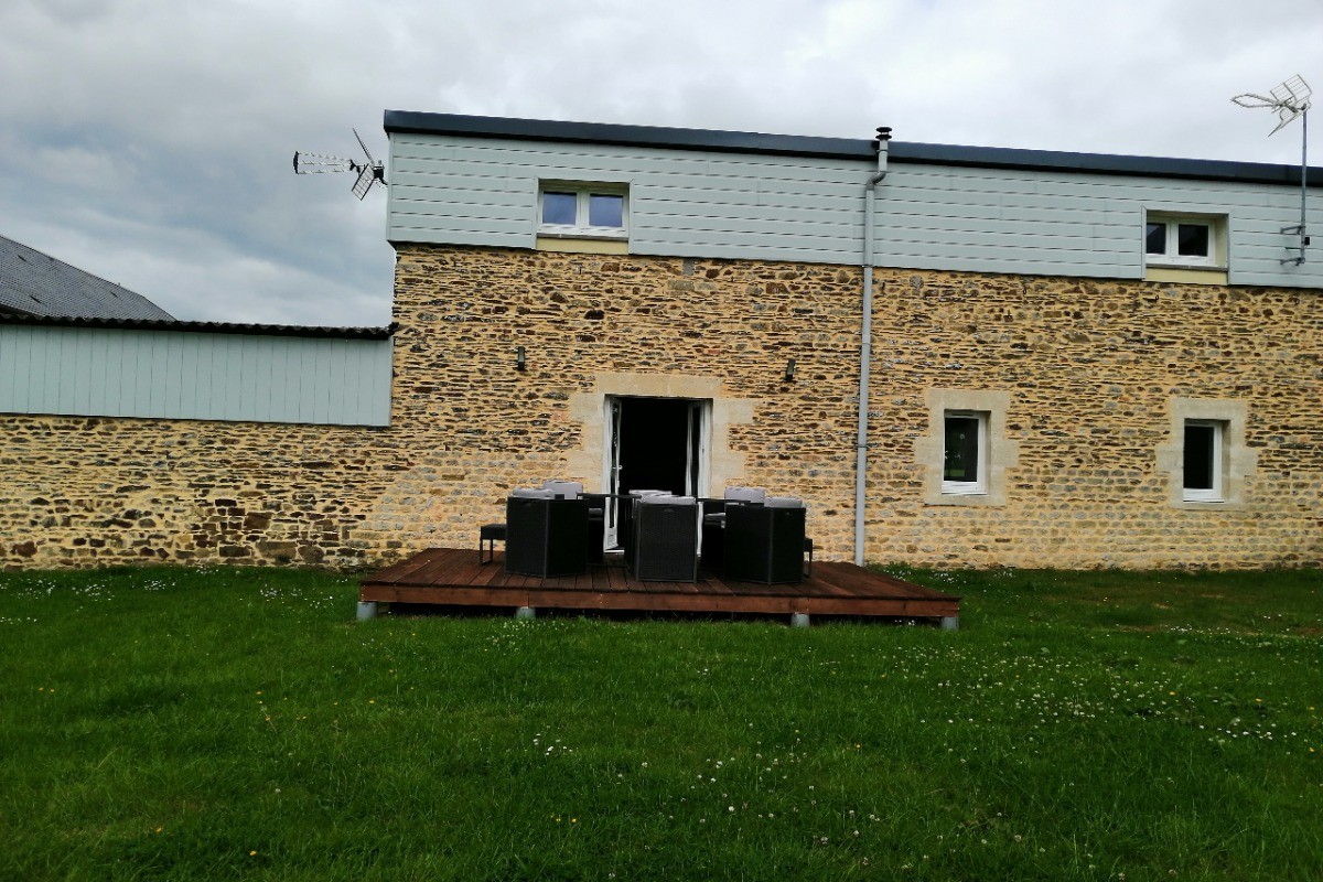 TERRASSE, VUE JARDIN DU GITE