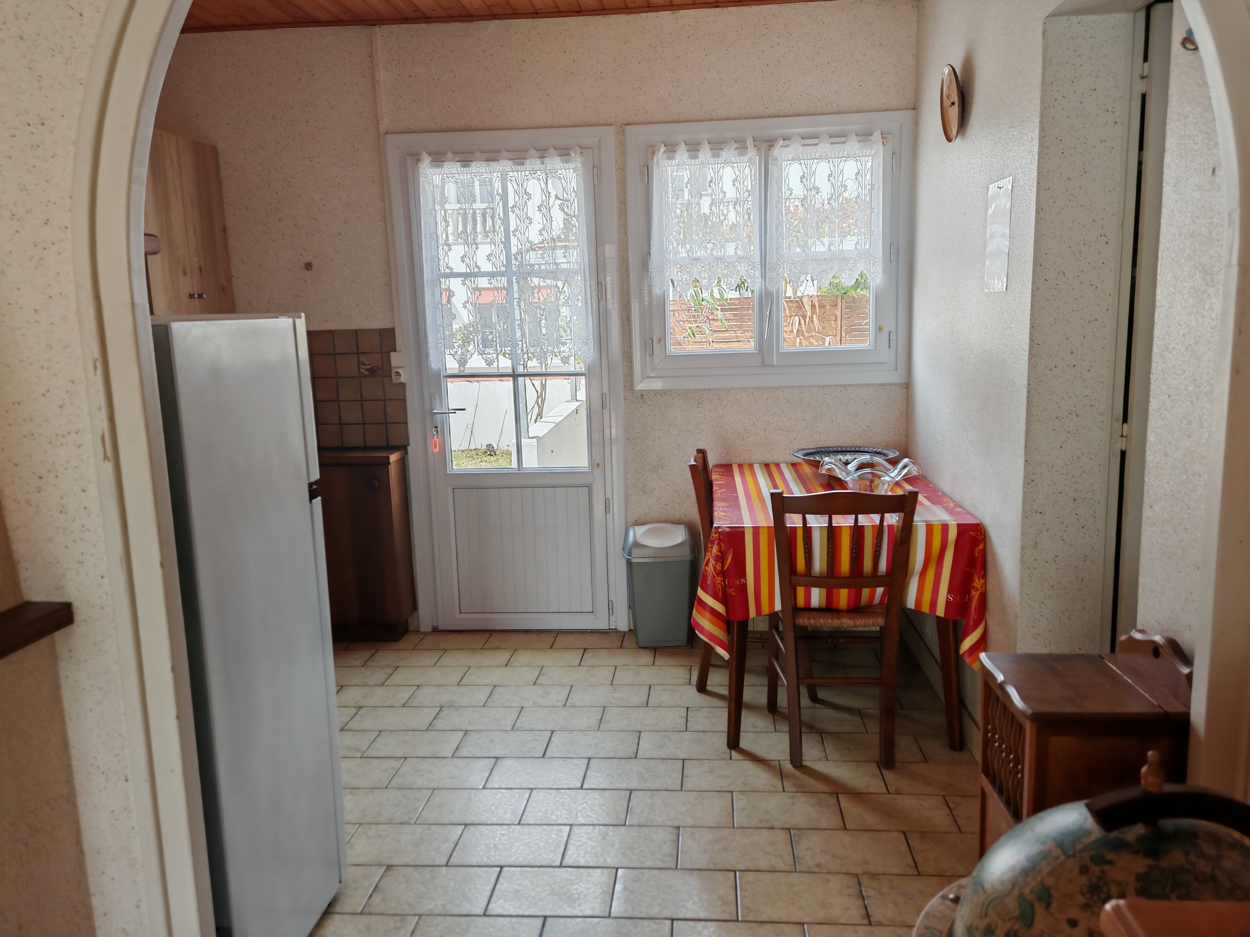 Access to the kitchen from the living room