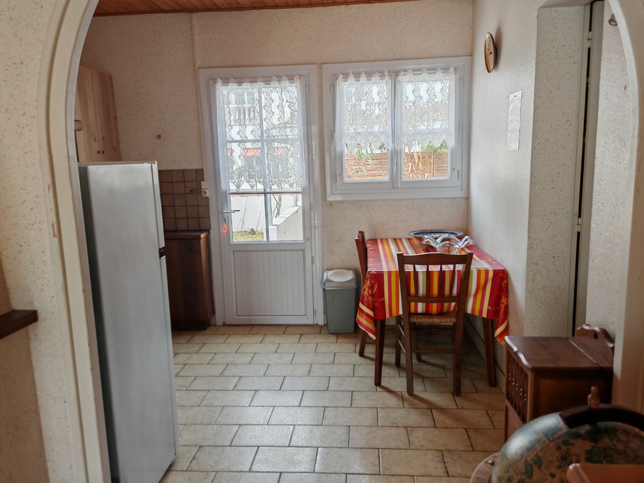 Access to the kitchen from the living room